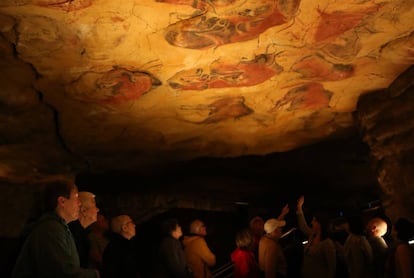 Altamira Cave (Cantabria). “Look dad! Paintings of oxen!” said eight-year-old María in 1879, pointing to the roof of the cave. Marcelino Sanz de Sautuola discovered the paintings of Altamira, but the scientific world did not accept them as authentic until 1902, after the discovery of other caves in France. Since then, they have been an iconic example of paleolithic cave art. Since 2015, visits to the cave have been restricted to only five people a week for 37 minutes. In the museum (entrance costs €3), visitors can see a permanent exhibition on the cave as well as the Neocueva, a three-dimensional display that shows the cave as it was between 35,000 and 13,000 years ago. The museum is two kilometers from Santillana del Mar.