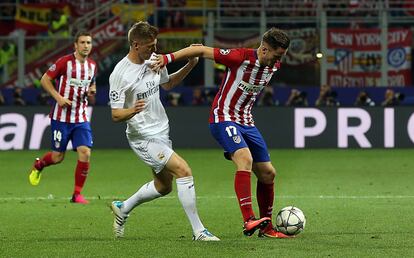 Saúl Ñíguez del Atlético de Madrid intenta no perder el balón.