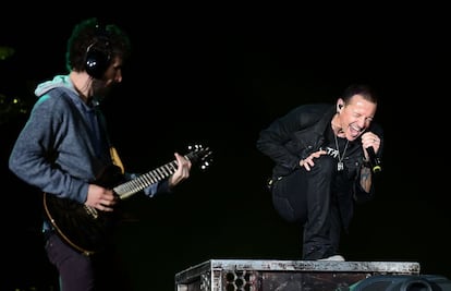 O cantor Chester Bennington, do grupo Linkin Park, atua durante o festival Rock in Rio USA 2015 em Las Vegas, Nevada, em 9 de maio de 2015.