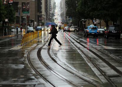 Hacia el sur, la predicción es que la lluvia y los fuertes vientos lleguen a Los Ángeles el viernes por la mañana.