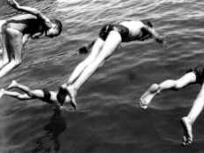 B sin nº (1940) -repro del catalogo "primavera fotografica 2000"- Isidre Valentines Llobell. "Nens al Serrallo, Tarragona".