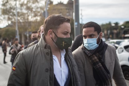 El líder de VOX, Santiago Abascal (izquierda), junto con el candidato a la Generalitat del partido, Ignacio Garriga, en el Port Vell de Barcelona, en una imagen de archivo.