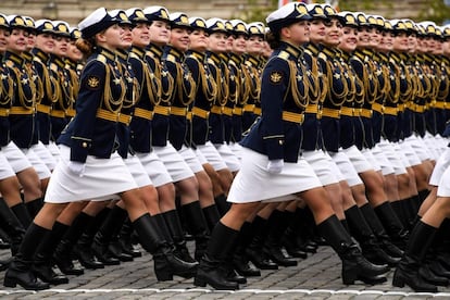 Mulheres do serviço militar marcham durante o Dia da Vitória, em Moscou, Rússia.