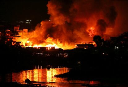 A explosão de uma panela de pressão teria iniciado o incêndio que tomou cerca de 600 casas na noite desta segunda-feira no bairro de Educandos, em Manaus, segundo o Corpo de Bombeiros local.  O vento estava muito forte e teria ajudado o fogo a se alastrar pelas construções de madeira.