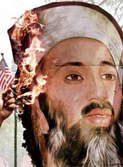 Un ciudadano indio porta una bandera estadounidense junto a un retrato de Bin Laden en Nueva Delhi.