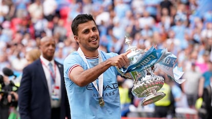 Rodrigo Hernández, con el trofeo de la FA Cup conquistado por el Manchester City ante el United, el pasado sábado en Wembley.