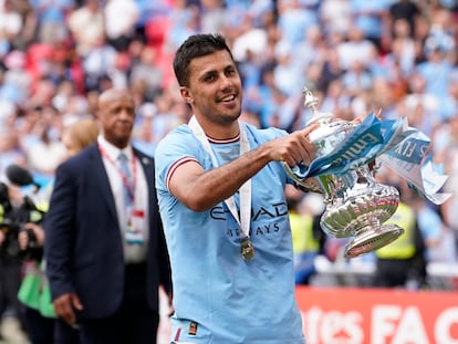 Rodrigo Hernández, con el trofeo de la FA Cup conquistado por el Manchester City ante el United, el pasado sábado en Wembley.