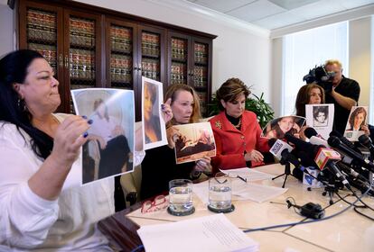 Gloria Allred rodeada de las víctimas de Bill Cosby en una de sus ruedas de prensa.