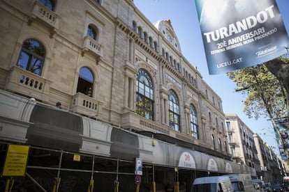 La façana del Gran Teatre del Liceu el 30 de setembre, amb un cartell que anuncia l'estrena de 'Turandot' per commemorar el 20è aniversari.
