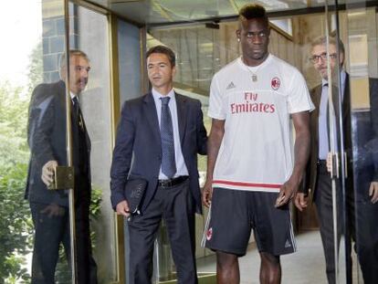 Balotelli con la camiseta del Milan tras pasar las pruebas médicas