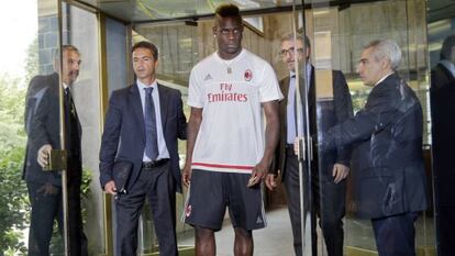 Balotelli con la camiseta del Milan tras pasar las pruebas médicas