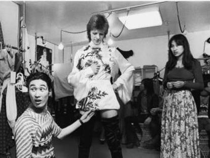 Yamamoto probando a Bowie en los a&ntilde;os setenta.