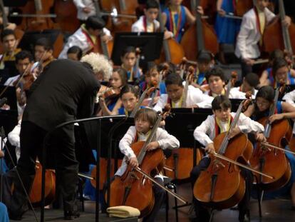 Simon Rattle durante el concierto de ayer en Salzburgo con los jóvenes de la Orquesta Sinfónica Nacional Infantil de Venezuela.