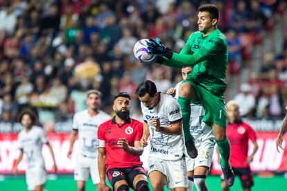 Julio González hace una atajada durante un partido entre Tijuana y Pumas del Torneo de Apertura 2023 Liga MX enTijuana (Estado de Baja California).