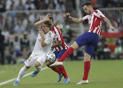 Luka Modric y Saúl en una acción del partido. 