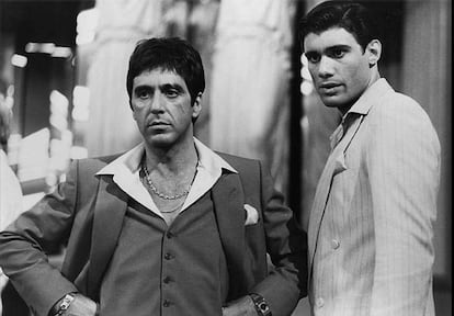 Al Pacino. El precio del poder.
Tony Montana, el gánster cubano interpretado por Al Pacino reúne todos los requisitos de esa elegancia que hace de lo hortera algo sublime, y de lo sublime, por lo que se ve, algo mucho más pedestre y macarra. Desde su trágica desaparición, las sastrerías de Miami ya no son lo que eran. Acompáñese el homenaje al difunto a ser posible con un Tequila Sunrise.

 