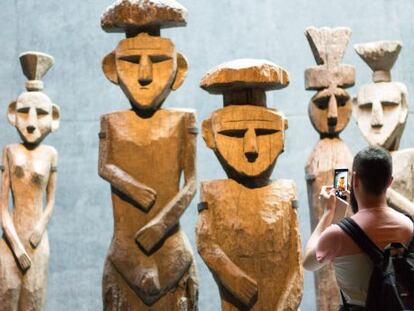 Estatuas de madera colocadas en los antiguos cementerios mapuches, en el museo chileno de Arte Precolombino, en Santiago de Chile. 
