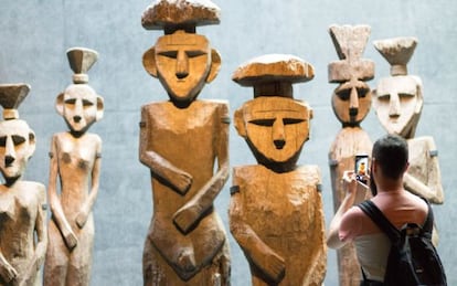 Estatuas de madera colocadas en los antiguos cementerios mapuches, en el museo chileno de Arte Precolombino, en Santiago de Chile. 