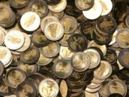 La fotografía muestra monedas de dos euros recién acuñadas en Berlín, Alemania. EFE/Archivo