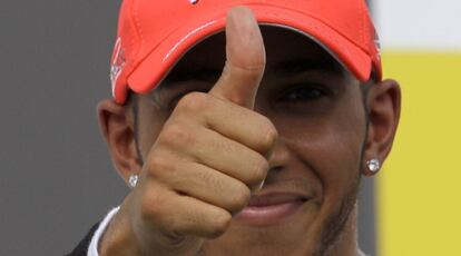 El piloto de McLaren Lewis Hamilton celebra su triunfo en el circuito de Hungarian.