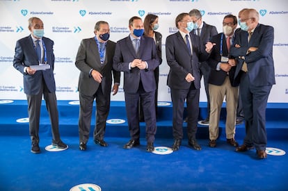 En primer fila y de izquierda a derecha, los empresarios de AVE Federico Félix y Vicente Boluda, con el ministro de Transportes, José Luis Ábalos, el presidente Ximo Puig, el presidente de la CEOE, Antonio Garamendi, y el dueño de Mercadona, Juan Roig, en el acto en Valencia de este jueves sobre el Corredor Mediterráneo.