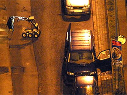 Un robot de los artificieros junto al furgón bomba localizado en Bilbao. VISTA AÉREA - OBJETO