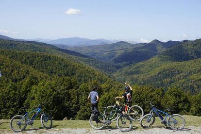 Cicloturistas en la Selva de Irati (Navarra).