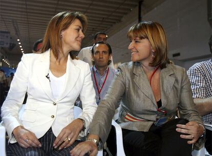 Rosa Estarás (a la derecha) y María Dolores de Cospedal, en el congreso de Baleares.