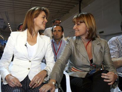 Rosa Estarás (a la derecha) y María Dolores de Cospedal, en el congreso de Baleares.
