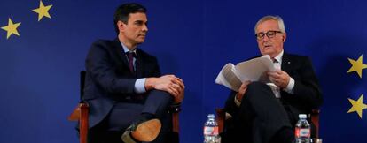 El presidente de la Comisión Europea, Jean-Claude Juncker (d), junto al presidente del Gobierno, Pedro Sánchez (i).