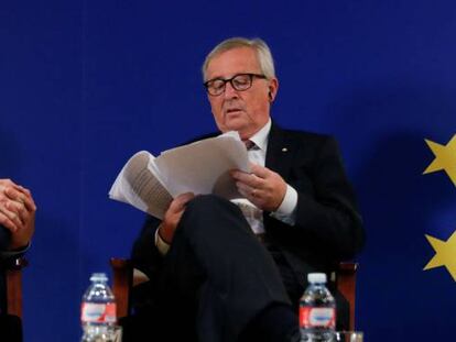 El presidente de la Comisión Europea, Jean-Claude Juncker (d), junto al presidente del Gobierno, Pedro Sánchez (i).