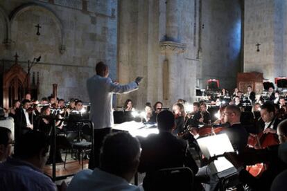 Con el imponente marco arquitectónico de la Catedral Vieja de Salamanca, la Orquesta Sinfónica de Castilla y León interpreta un selecto repertorio en el festival