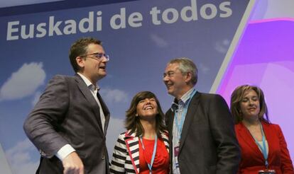 Desde la izquierda, Basagoiti, Llanos, Damborenea y Cristina Ruiz, portavoz del grupo municipal del PP en el Ayuntamiento de Bilbao.