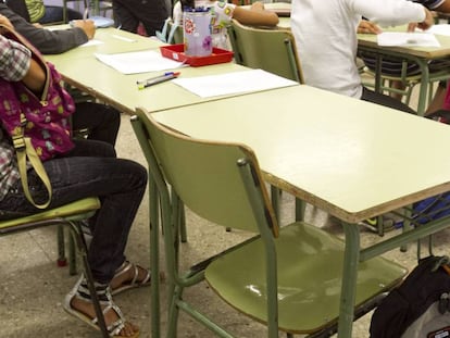 Un pupitre vac&iacute;o en un aula de un colegio p&uacute;blico. 
 