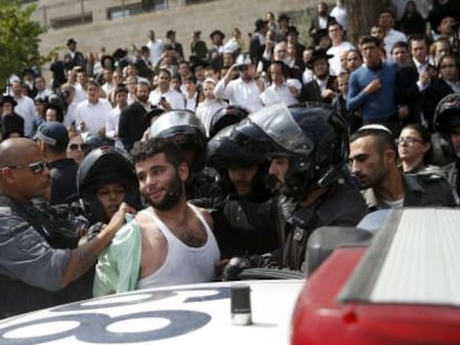 A polícia prende um palestino acusado de esfaquear um israelense em Jerusalém.