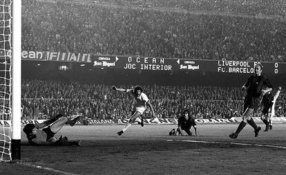 Toshack celebra su gol en el Camp Nou, en presencia de Mora, Migueli y Marcial.