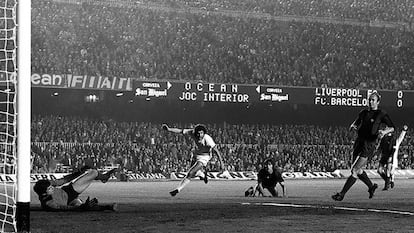 Toshack celebra su gol en el Camp Nou, en presencia de Mora, Migueli y Marcial.