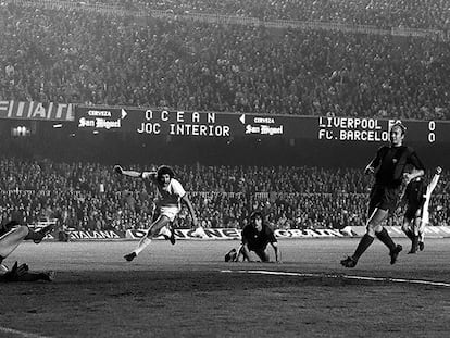 Toshack celebra su gol en el Camp Nou, en presencia de Mora, Migueli y Marcial.