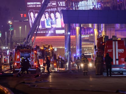 Equipos de emergencia junto al Crocus City Hall tras el ataque, este viernes en Moscú.