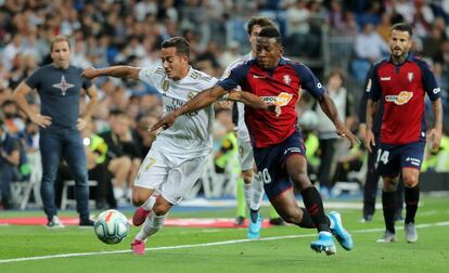 Lucas Vázquez pugna con estupiñán.