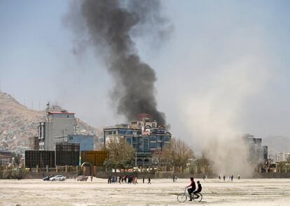 El humo se eleva desde el lugar de un ataque en Kabul, Afganistán. Las explosiones se han producido en los alrededores del Palacio Presidencial, cuando Ghani daba un discurso a la nación y tras anunciar un alto al fuego con los talibanes de tres meses con motivo del Eid al Adha.