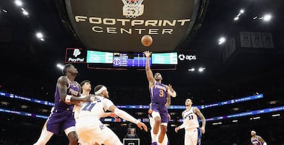 Chris Paul, de los Phoenix Suns (centro), en un partido contra los Washington Wizards, en Phoenix (Arizona, EE UU), el 20 de diciembre.