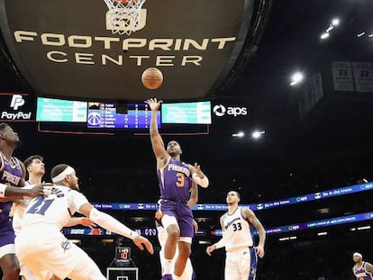 Chris Paul, de los Phoenix Suns (centro), en un partido contra los Washington Wizards, en Phoenix (Arizona, EE UU), el 20 de diciembre.