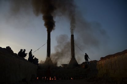 Obreros afganos trabajan en una fábrica de ladrillos en las afueras de Mazar-i-Sharif.