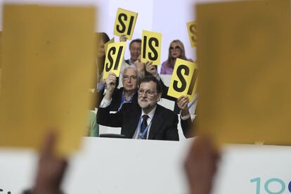 Mariano Rajoy levanta el 'SI' durante una de las votaciones en el Congreso Nacional del Partido Popular.