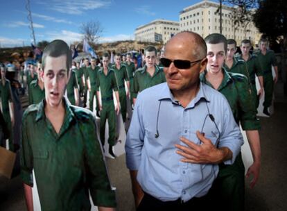Noam Schalit, padre del soldado capturado Gilad Schalit, durante una protesta hoy frente a las oficinas del primer ministro israelí hoy en Jerusalén