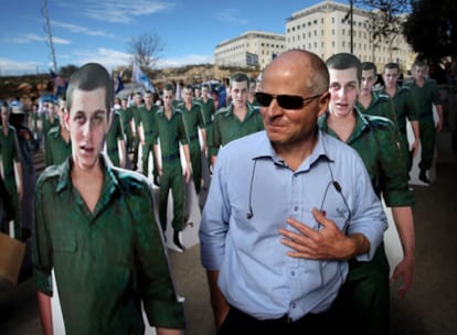 Noam Schalit, padre del soldado capturado Gilad Schalit, durante una protesta hoy frente a las oficinas del primer ministro israelí hoy en Jerusalén