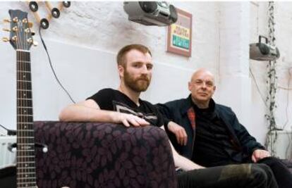 El músico Ben Frost y Brian Eno, discípulo y mentor respectivamente de la Iniciativa Rolex en 2010.