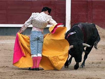 Miguel Abellán, con vaqueros tras su cogida en Las Ventas.