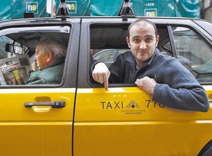 El mallorquín Joan Miquel Oliver, de Antònia Font, en un taxi barcelonés